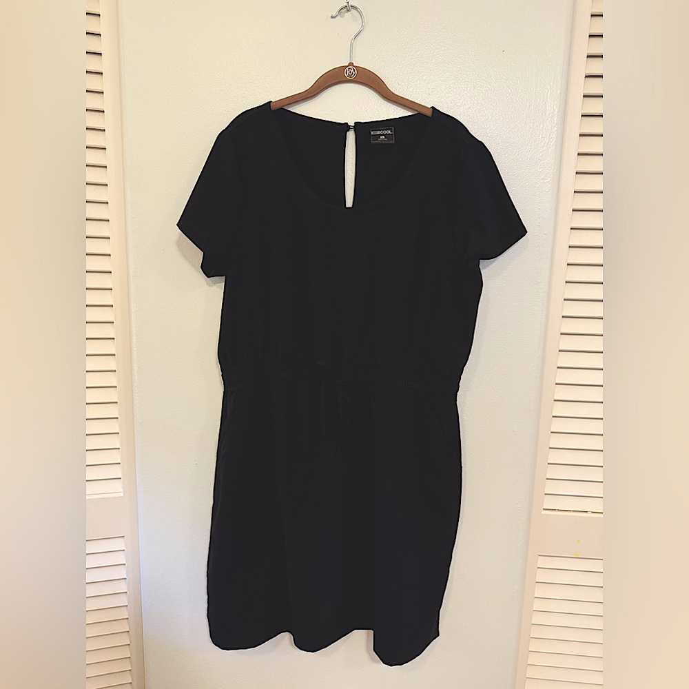 Casual black dress with drawstring waist and pockets.